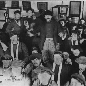 Franche camaraderie à l'abri du marin de l'Ile-Tudy