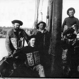 Marins en 1904 revêtus de gilets de sauvetage constitués de plaques de liège