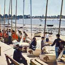 Bateaux du Centre Nautique de l'Ile-Tudy sur la plage près du port vers 1970